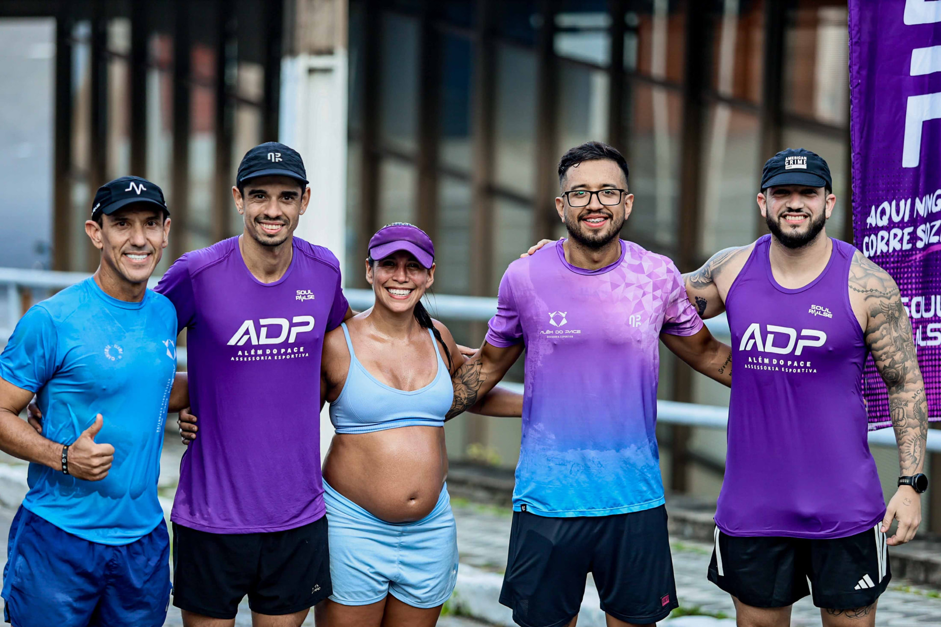 Foto coletiva dos cinco integrantes da equipe Além do Pace